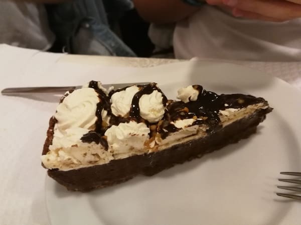 Fatia de tarte de chocolate com chantilly