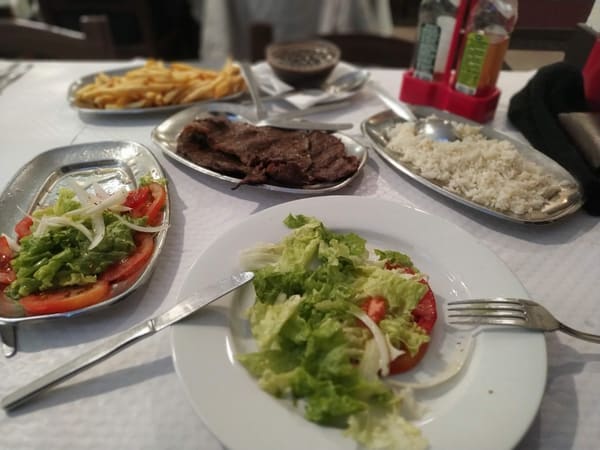 Bife grelhado com arroz, batatas fritas e salada